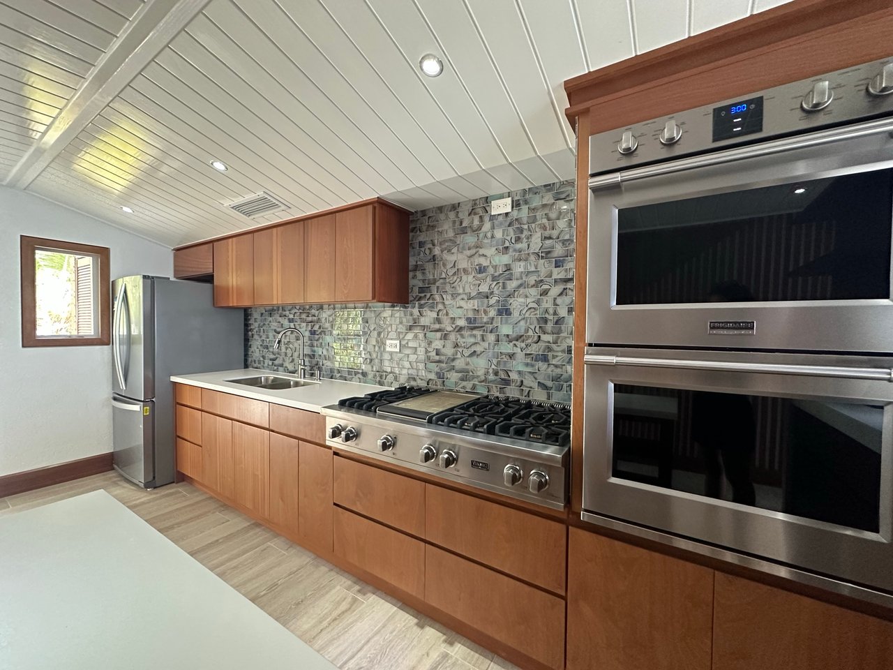 1109 Pieces of 8-Luxury Condo