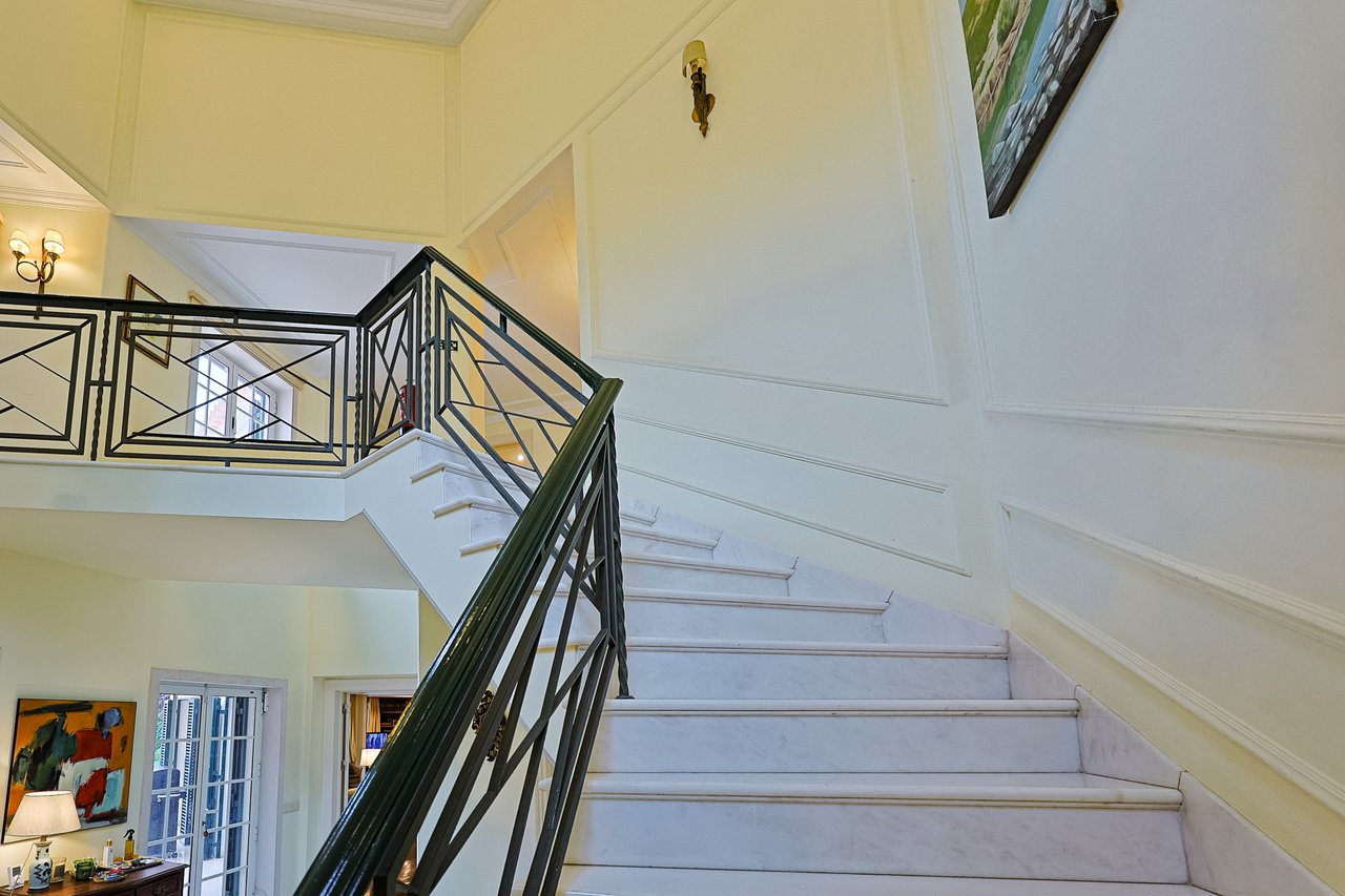 Spacious 8+2-Bedroom Villa with Pool for Rent in Cascais