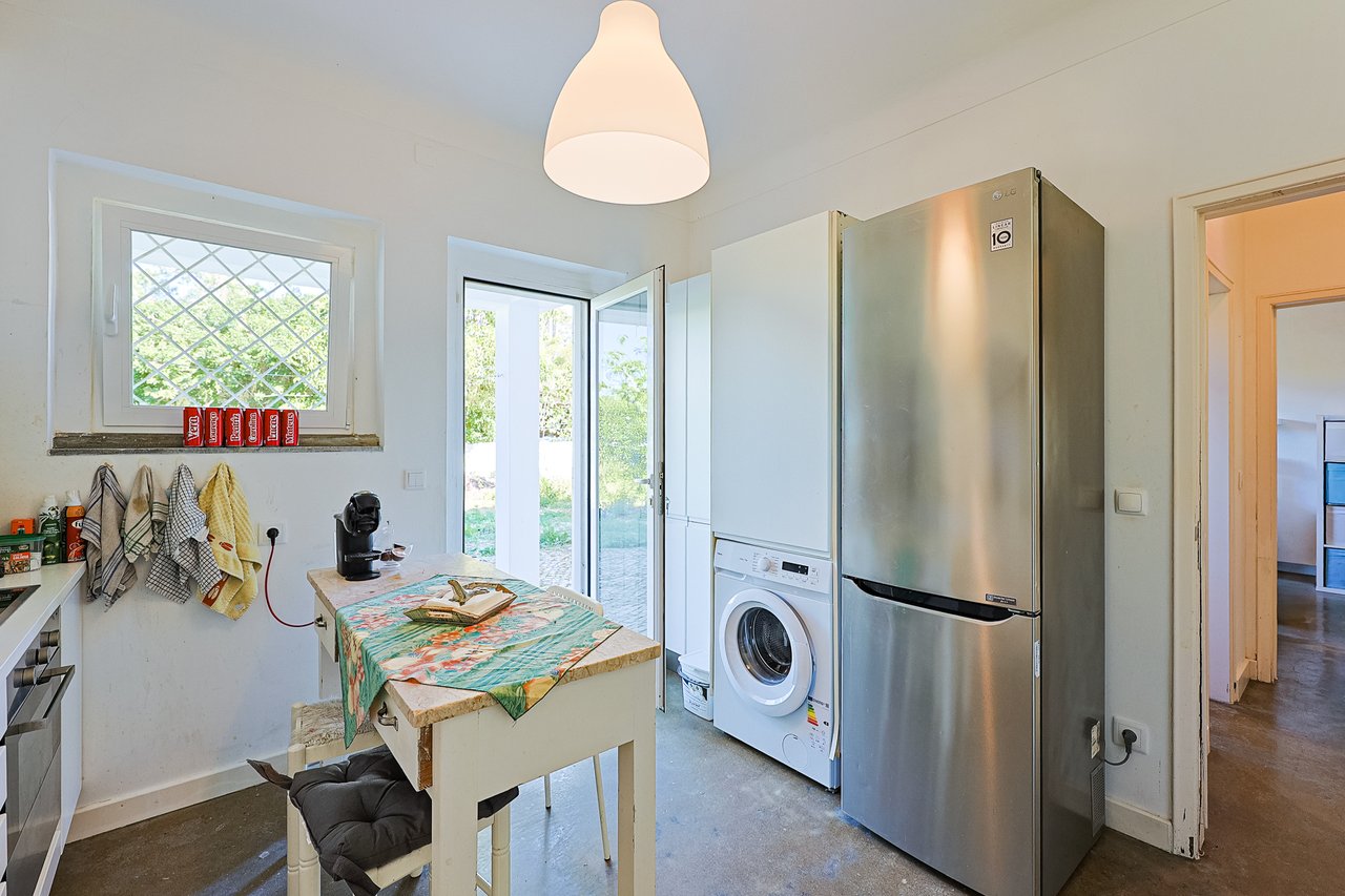 Spacious 5-Bedroom Villa with Expansive Garden Near Sintra in Colares