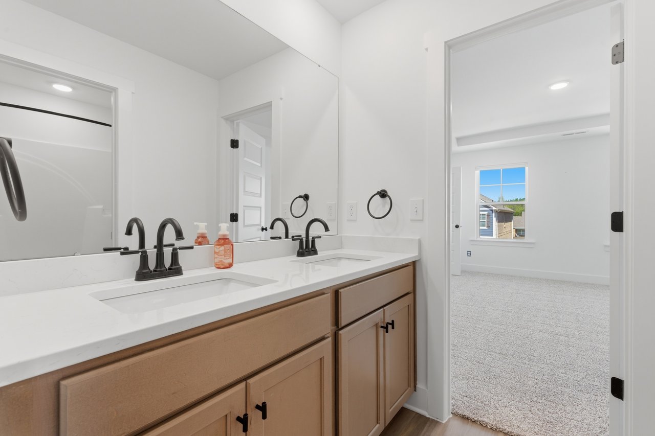 Immaculate 5BR Home with Outdoor Fireplace & Community Pool