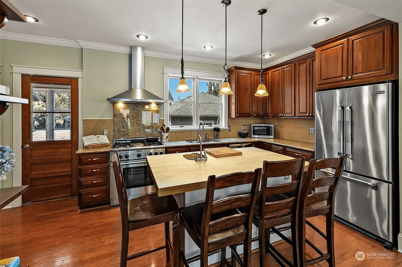 5529 Kenwood Place N