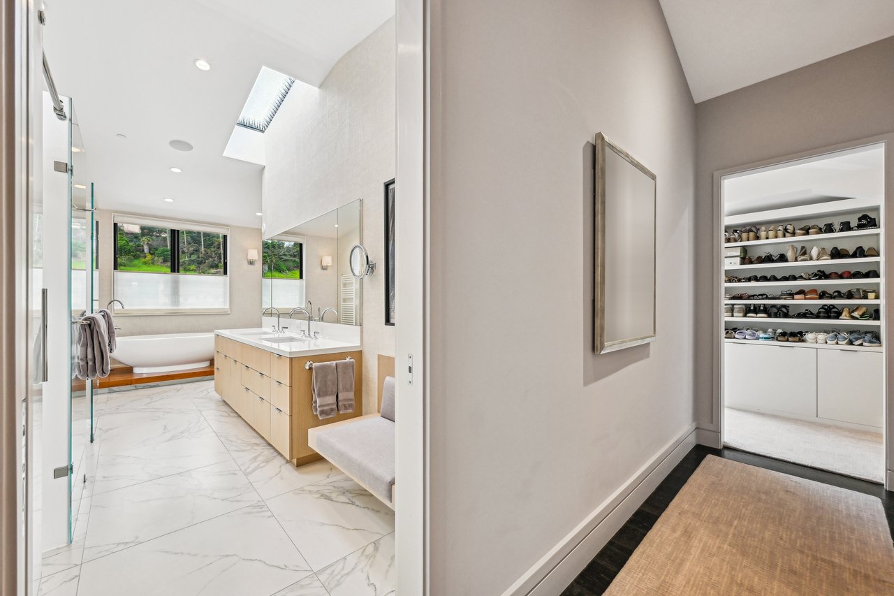A Waterfront Masterpiece of Modern Luxury