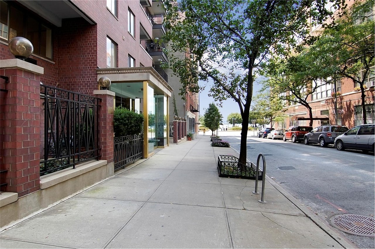 366 W 11th St, #4G