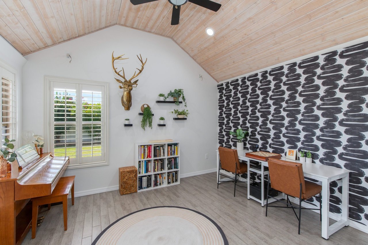 8043 E Clarendon Ave