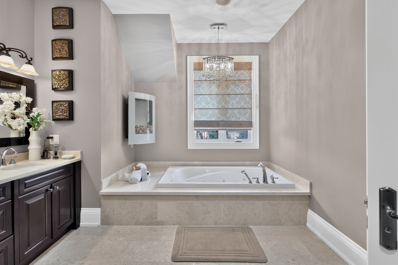 2513 Sharon Cres