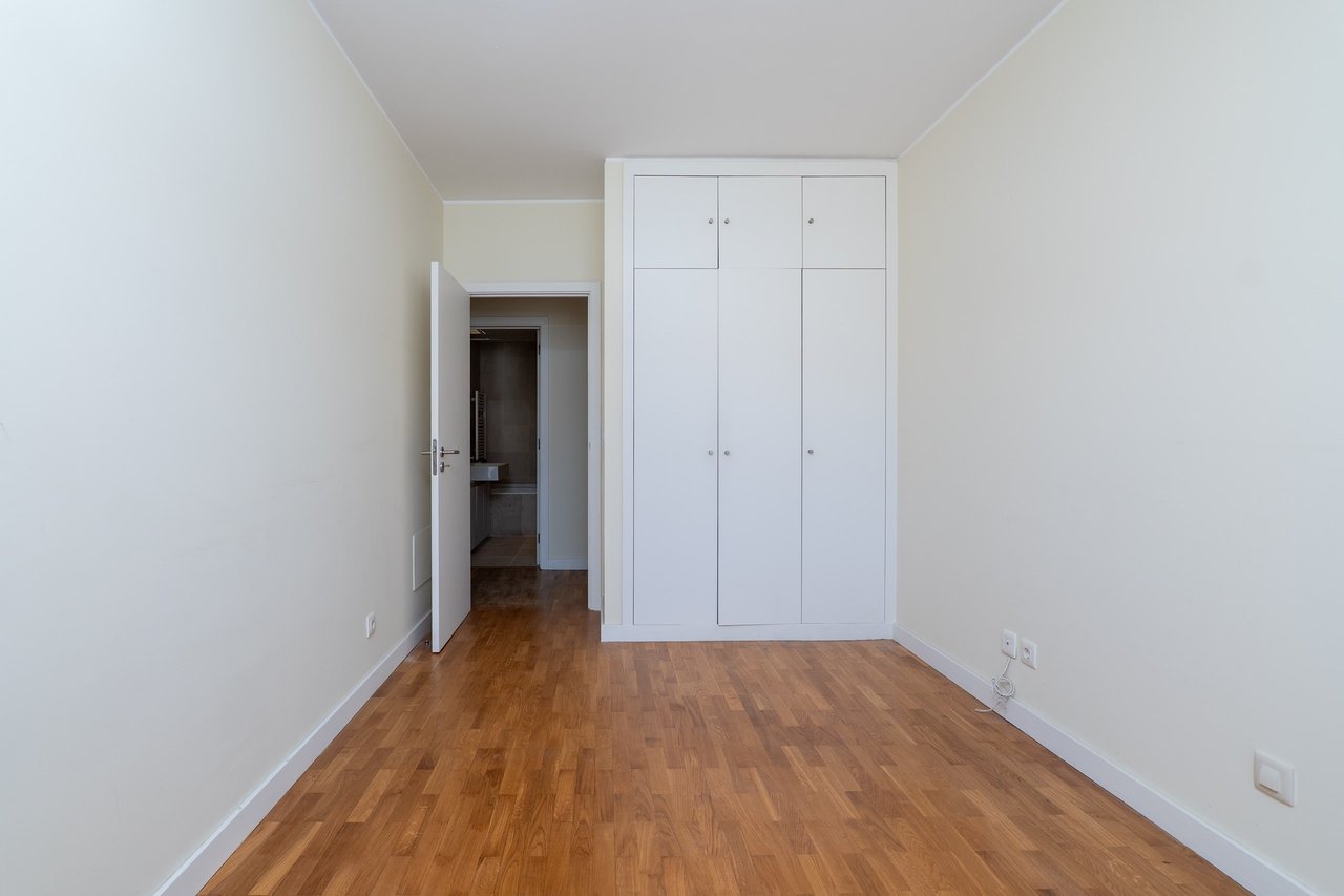 Spacious and Bright 4-Bedroom Apartment for Rent Near Colégio do Rosário