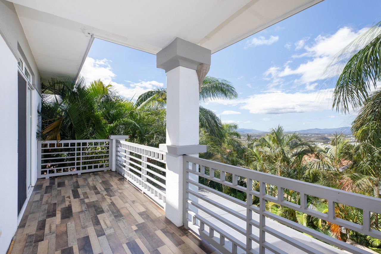 Panoramic Pool View Residence, Escazu, San Jose
