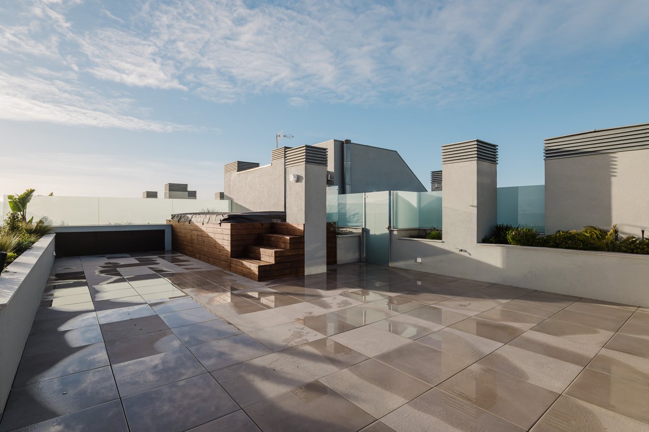 Elegant 3-Bedroom Sea-View Apartment with Large Terrace & Rooftop Pool in Vila Nova de Gaia