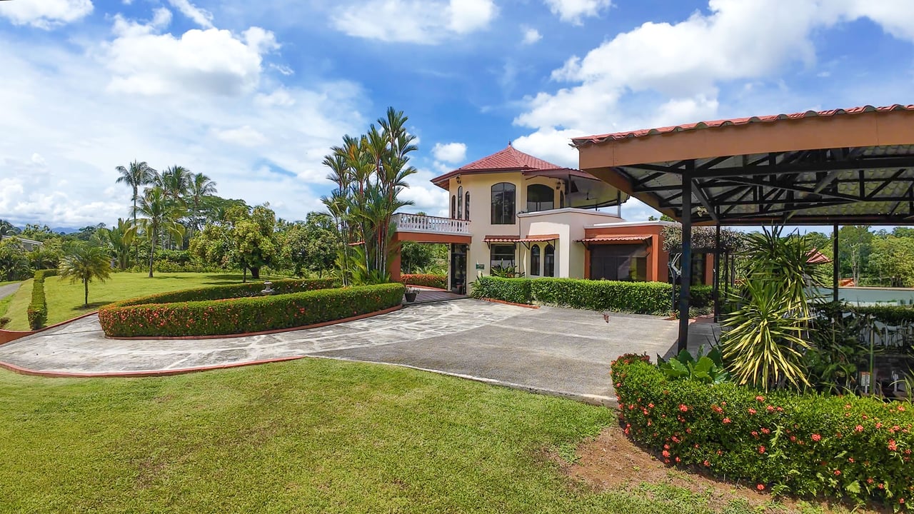 Tropical Estate in Gated Community near Quepos