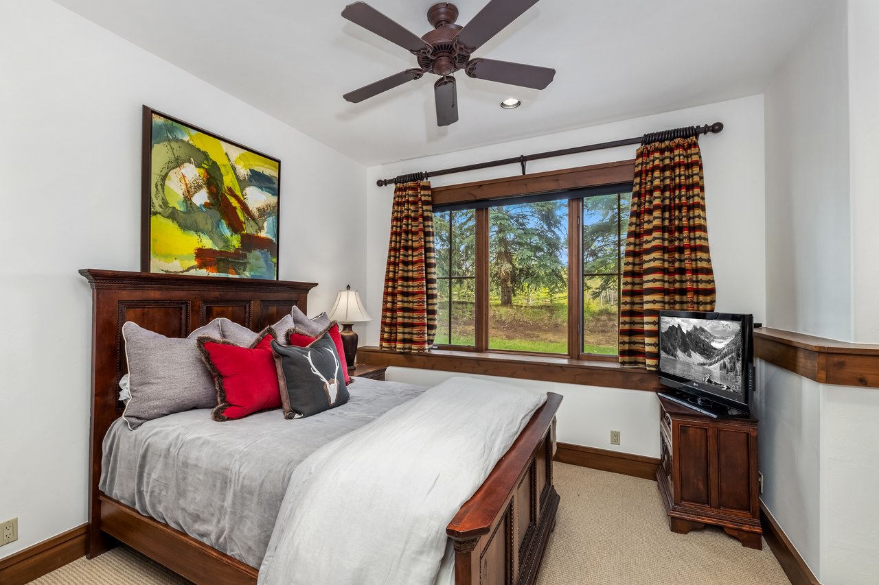 1092 The Summit Trail