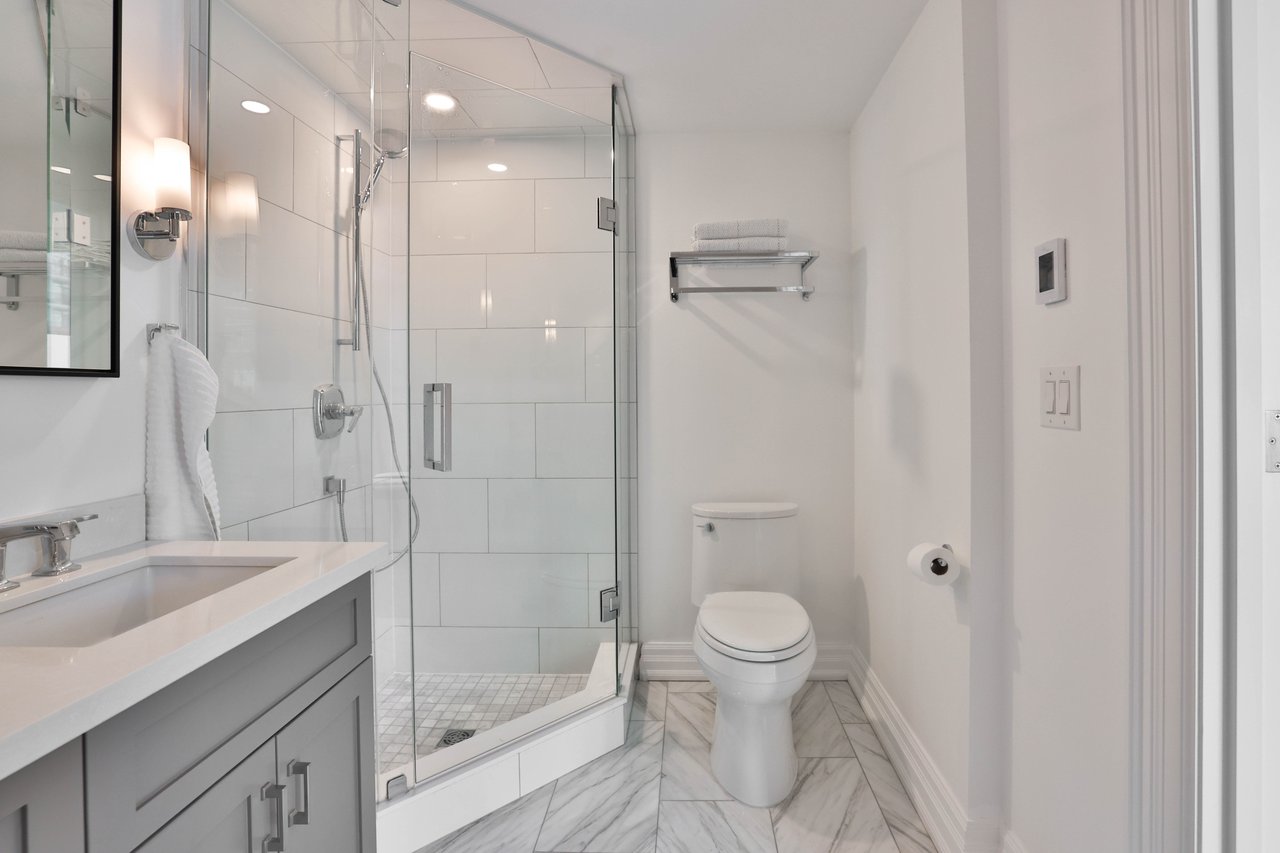 304-2060 Lakeshore Road, Burlington