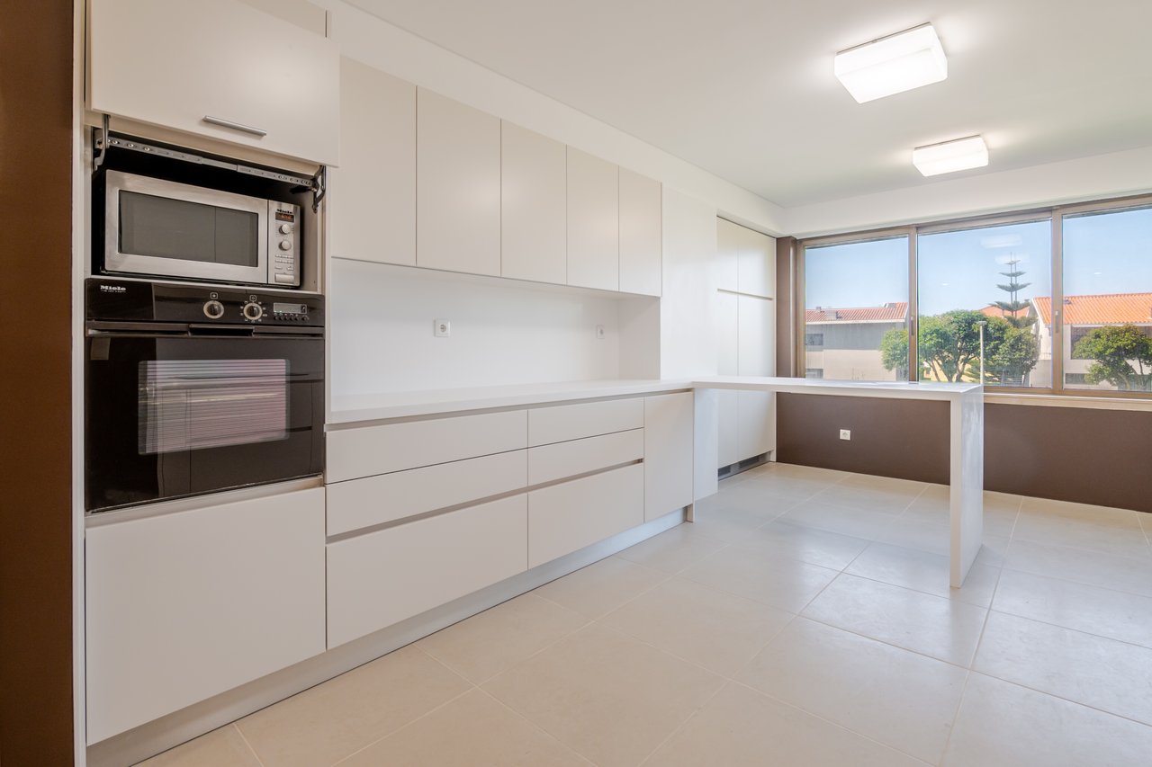 Luxury 5-Bedroom Apartment with Balcony & Private Garage in Foz do Douro, Porto