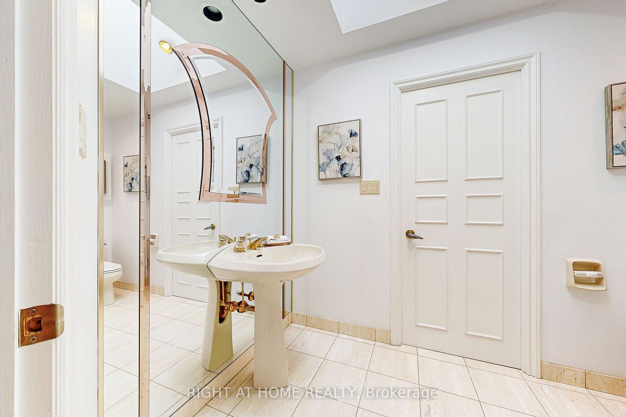 PENTHOUSE IN PRIME NORTH YORK 