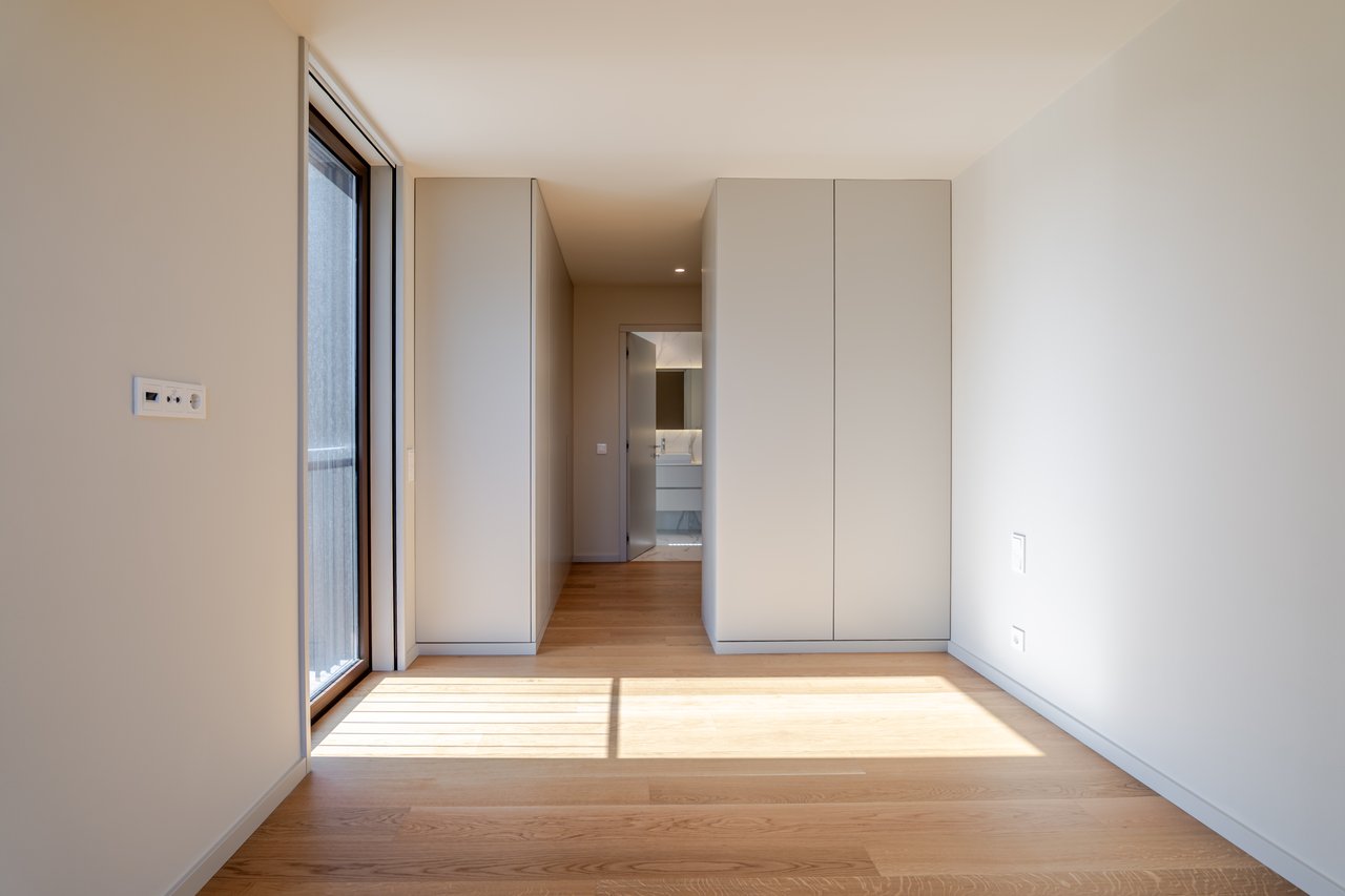 Luxury 4-Bedroom Apartment in Porto
