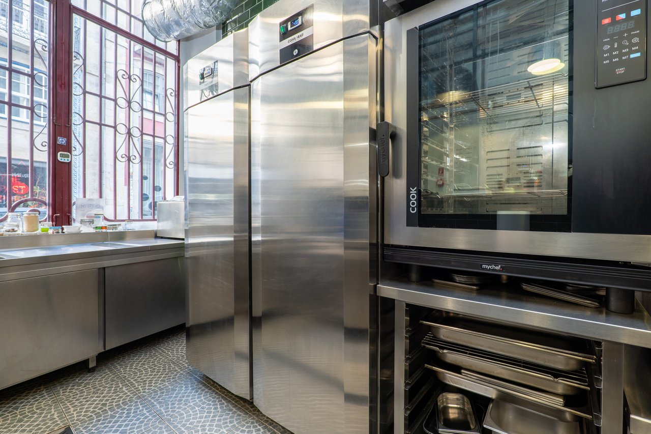 Prime Fine-Dining Restaurant Business Transfer (“Trespasse”) in Central Porto