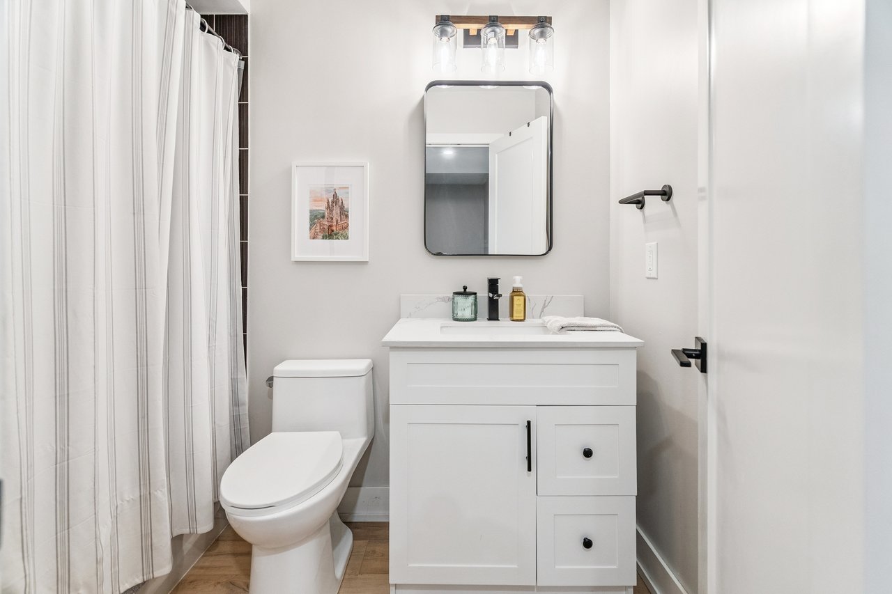 Stylish 2 Bedroom Stacked Townhouse in Oakville's Uptown Core