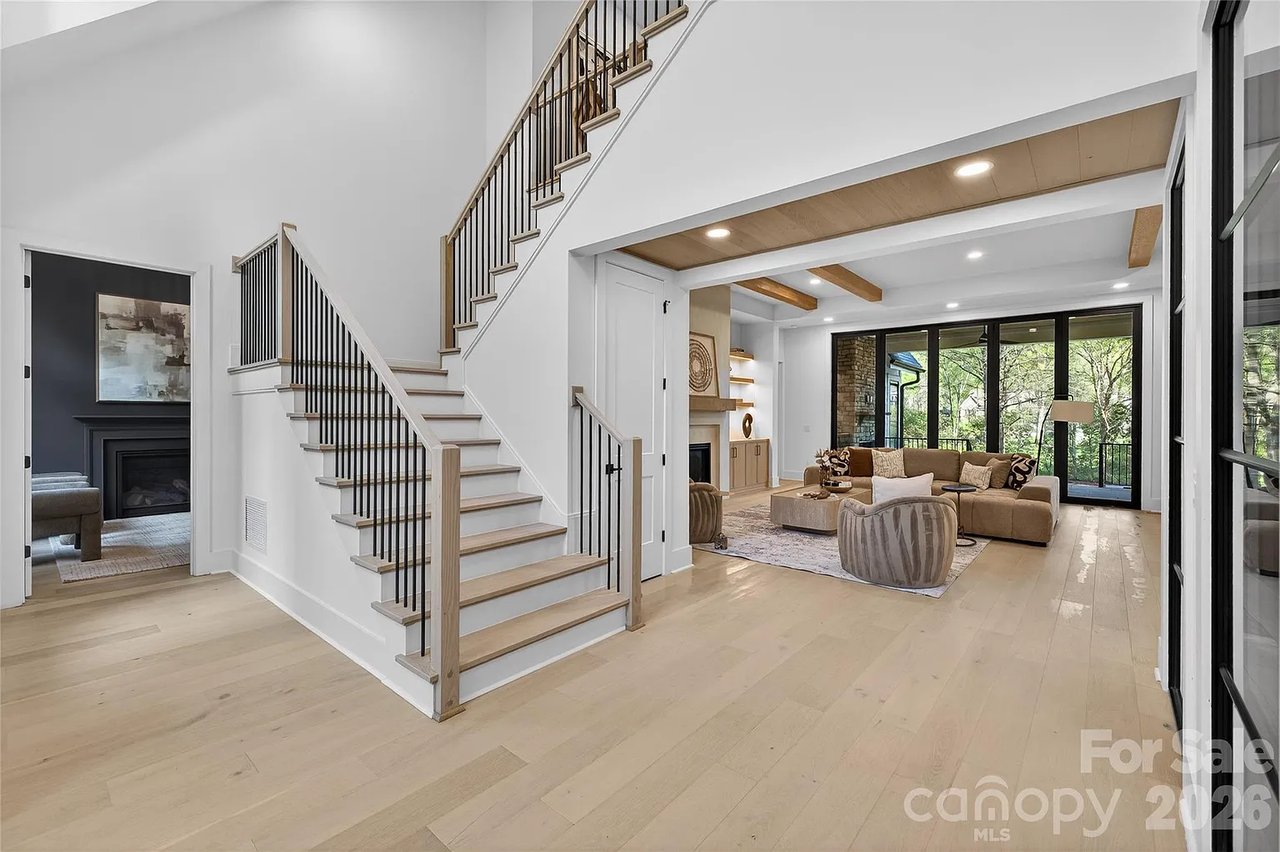 1209 Meadowood Ln