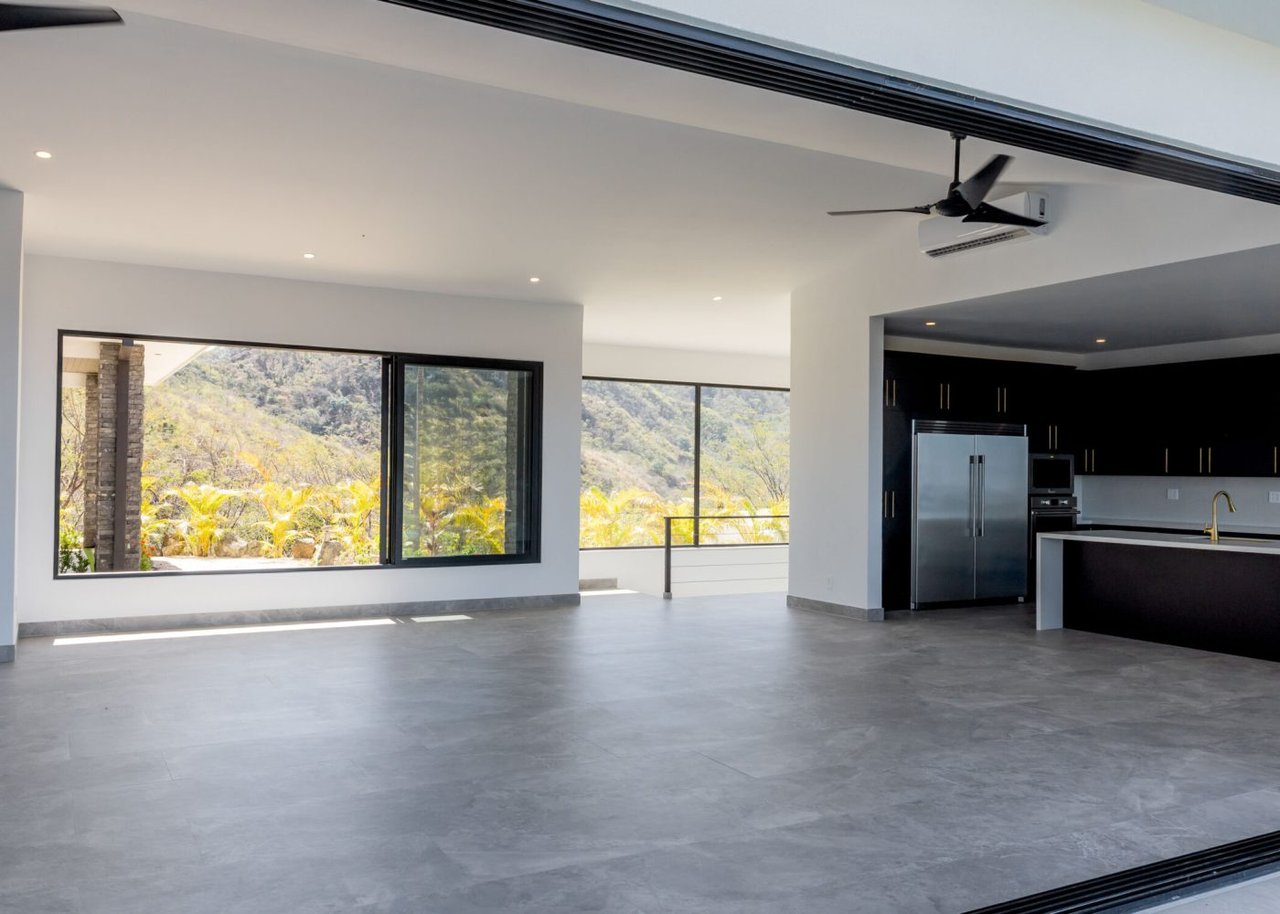 Luxury Living with Panoramic Ocean Views