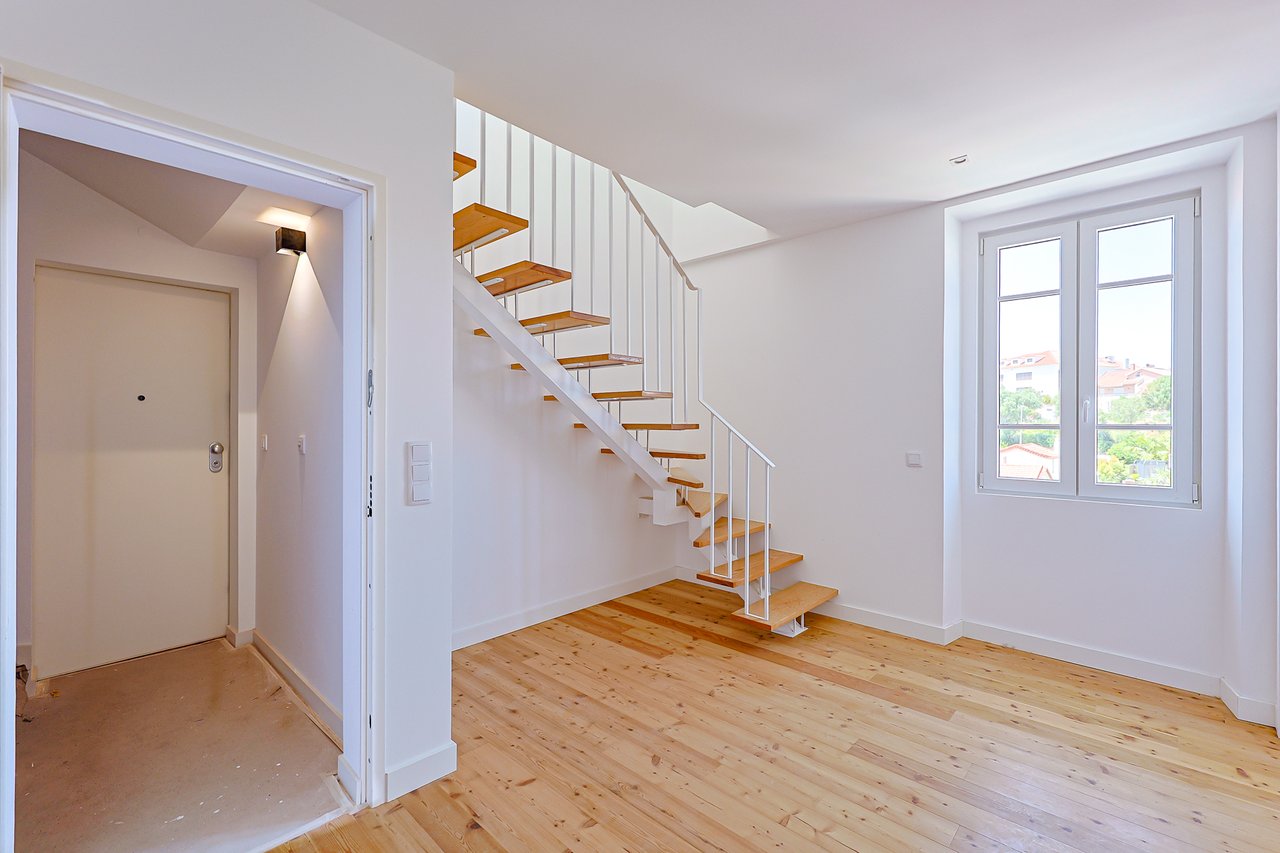 3-BDR Duplex with Sea View, Balcony & Private Lift in Monte Estoril