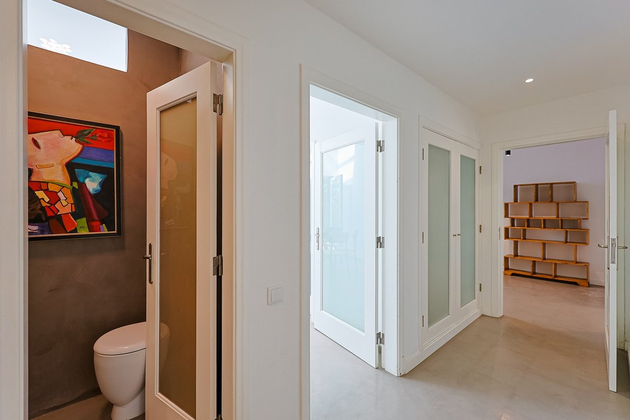 Stylish Renovated 5-Bedroom Villa with Pool in Monte Estoril’s Prestigious Avenida de Portugal