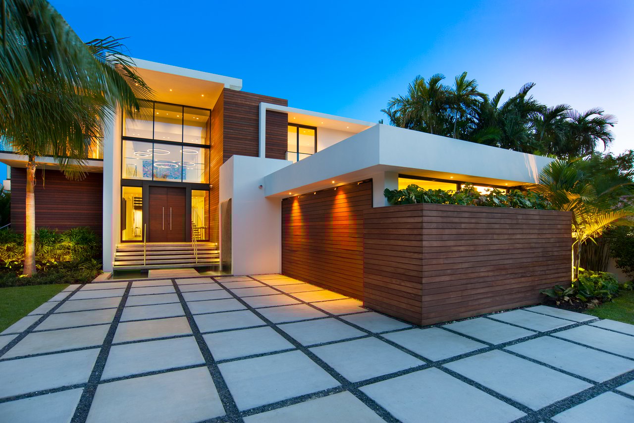 8 W Rivo Alto Dr