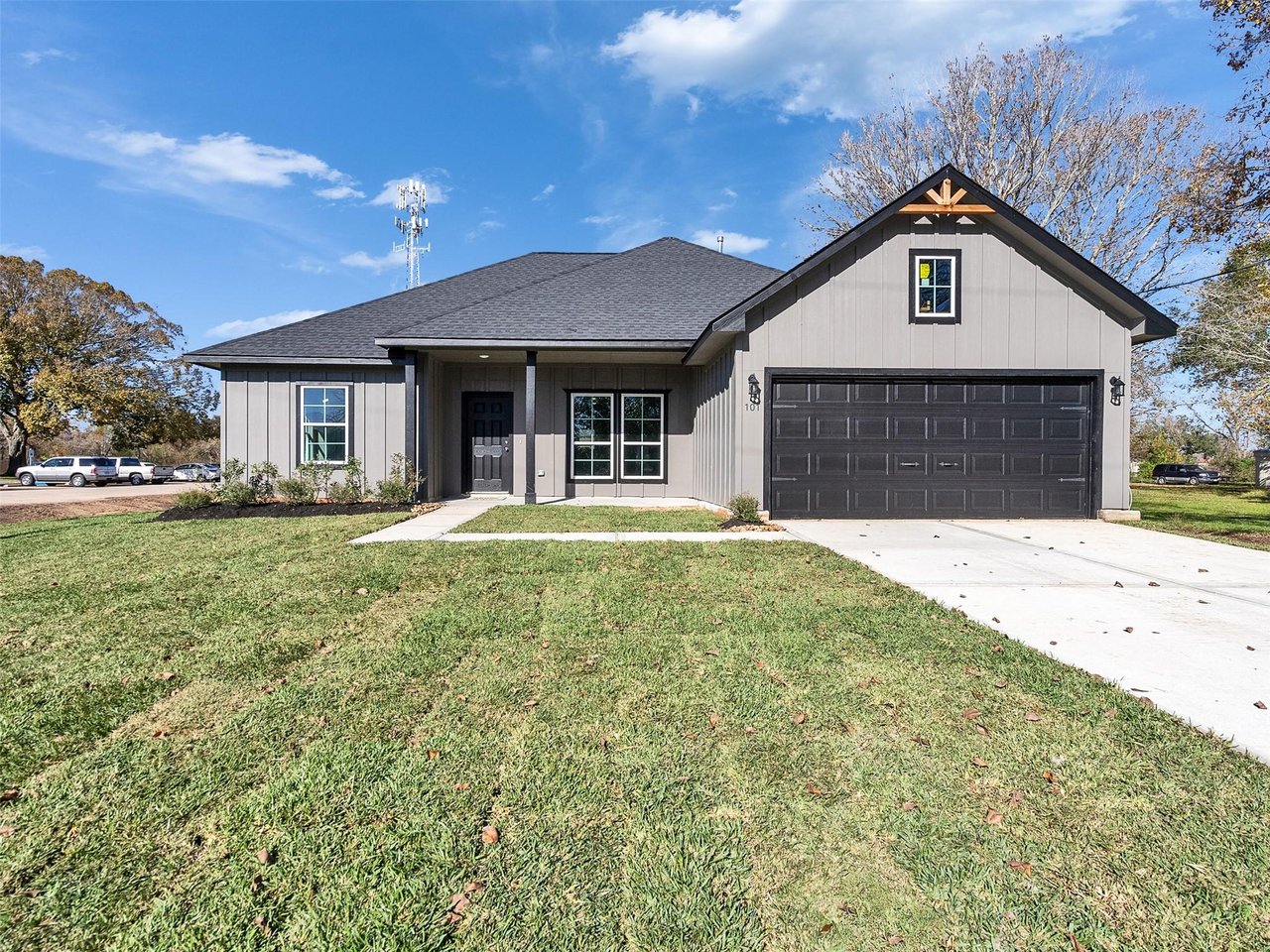 Modern new homes in Brazoria—1,600± sq ft, priced under $300k.
