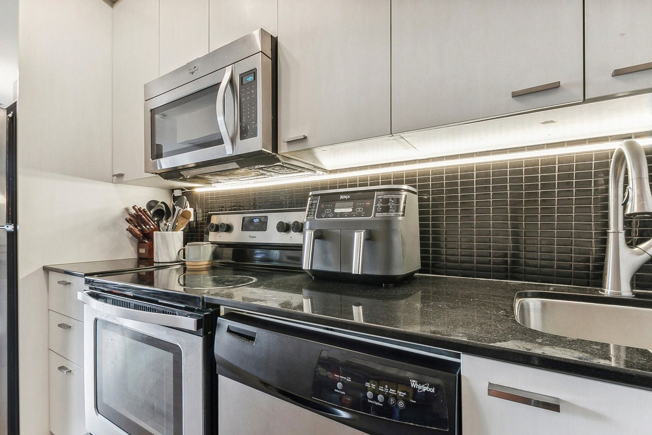 775 King St W Unit: 906