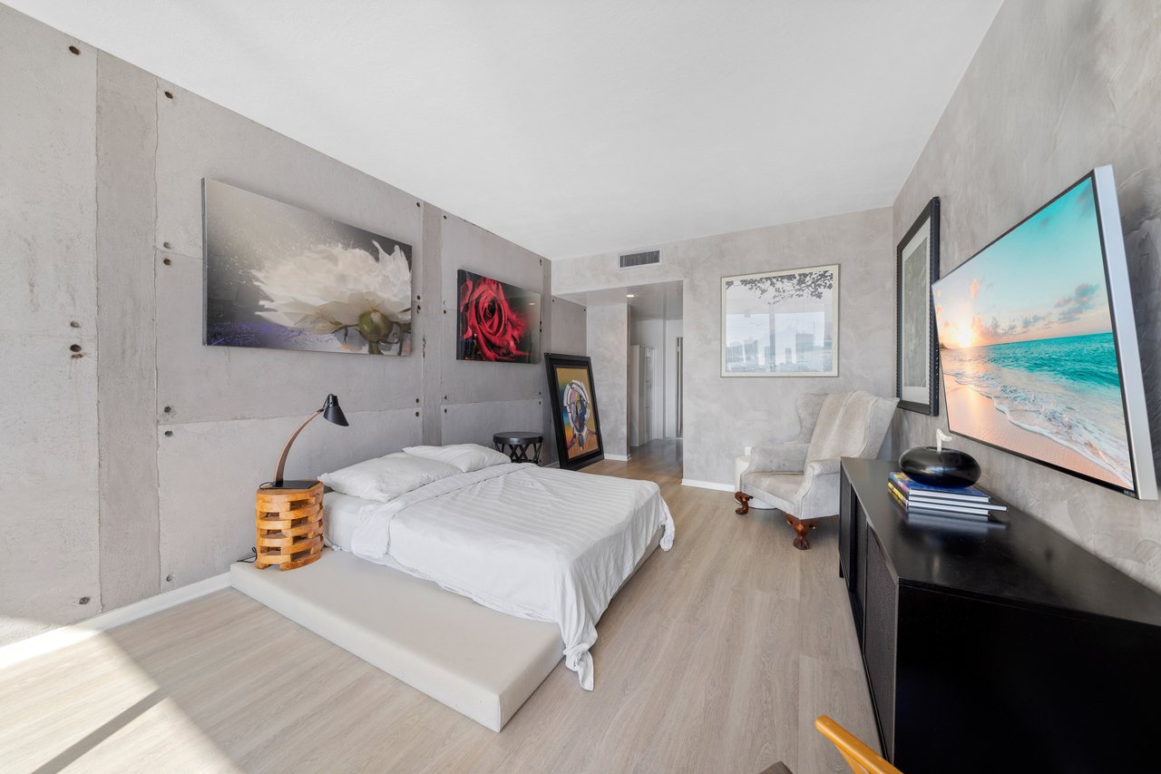 1000 Venetian Way 810