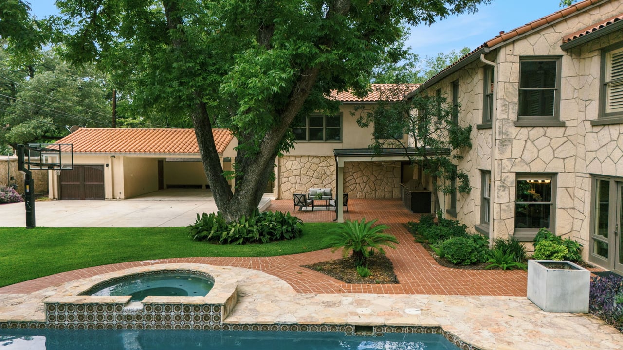 Luxury Property in Olmos Park