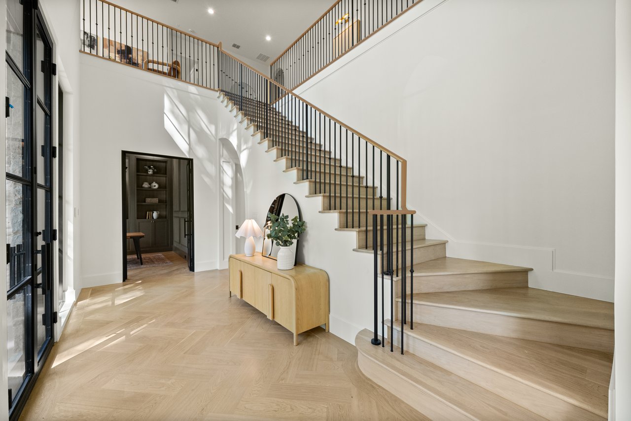 6924 Redstart Ln.