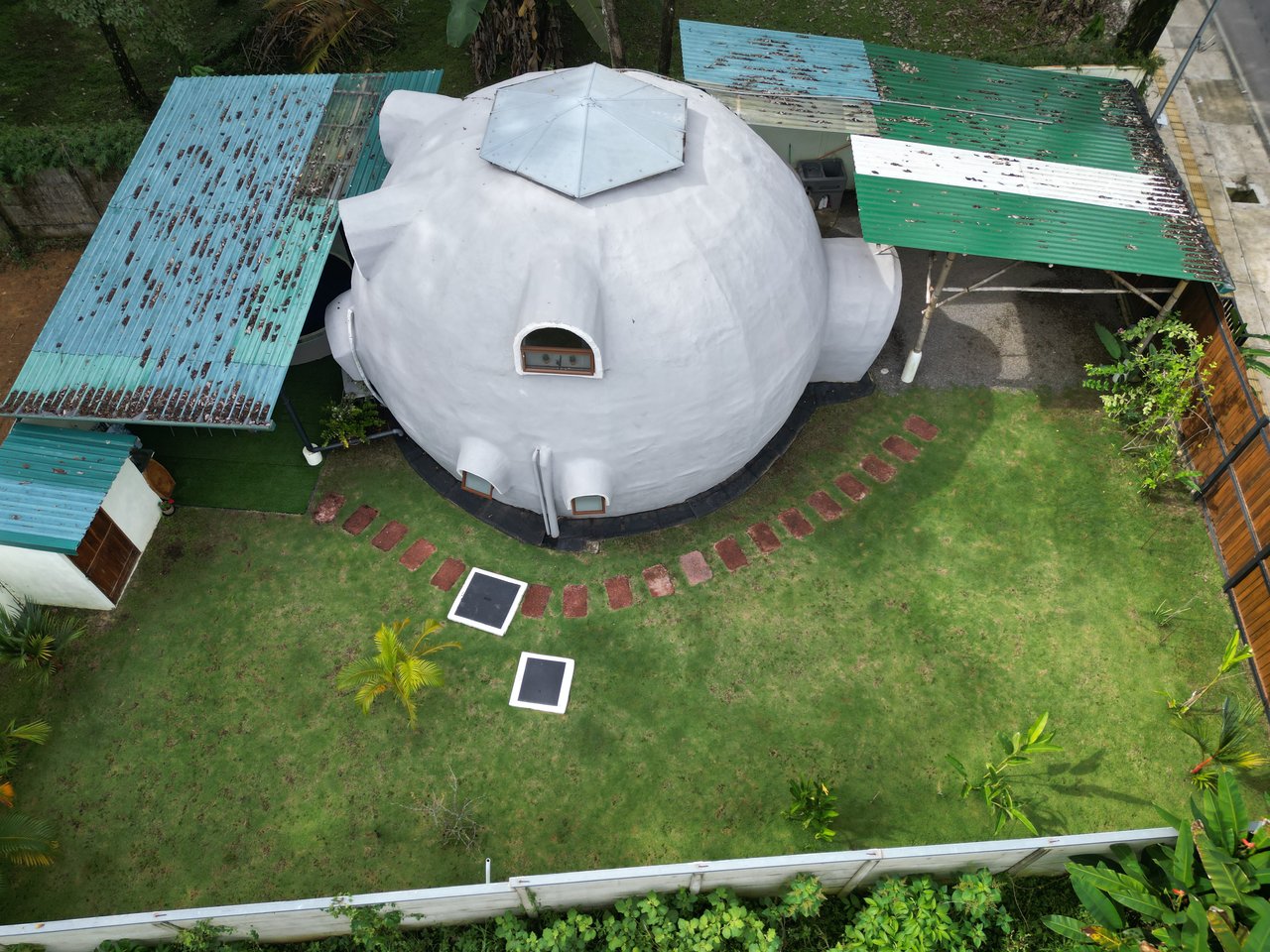 0.07 Acres – Unique 2 Bedroom Dome With Pool Walking Distance To The Beach!!!