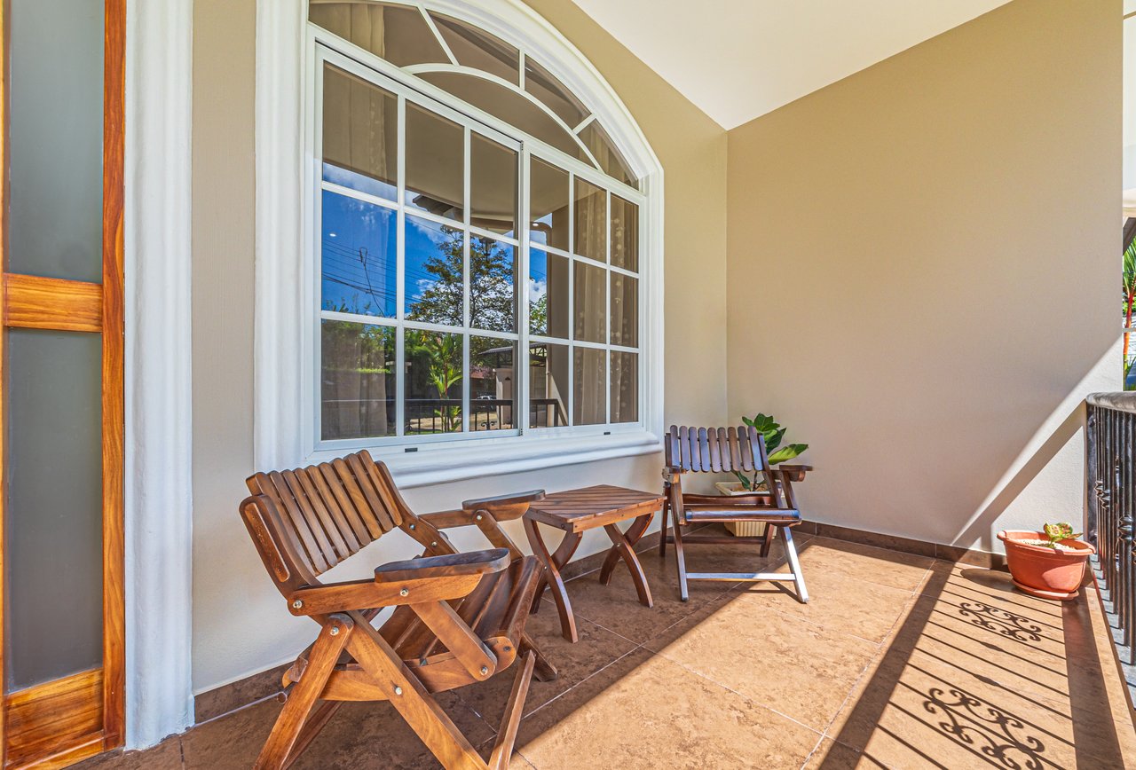 Exceptional 5-Bedroom Residence on Los Laureles Street – Prime Location & Versatile Layout