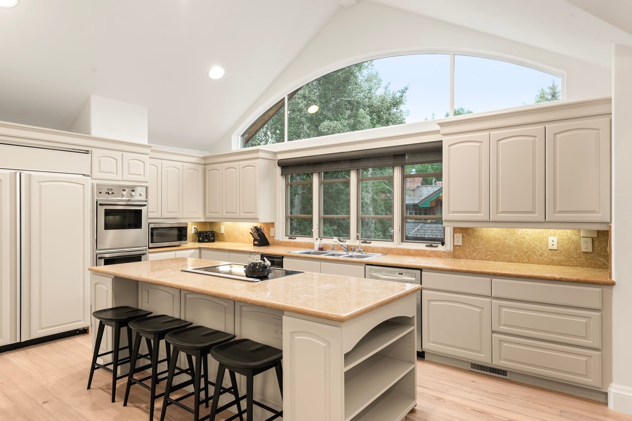 Beautiful Mountain Contemporary Townhome in Aspen Central Core