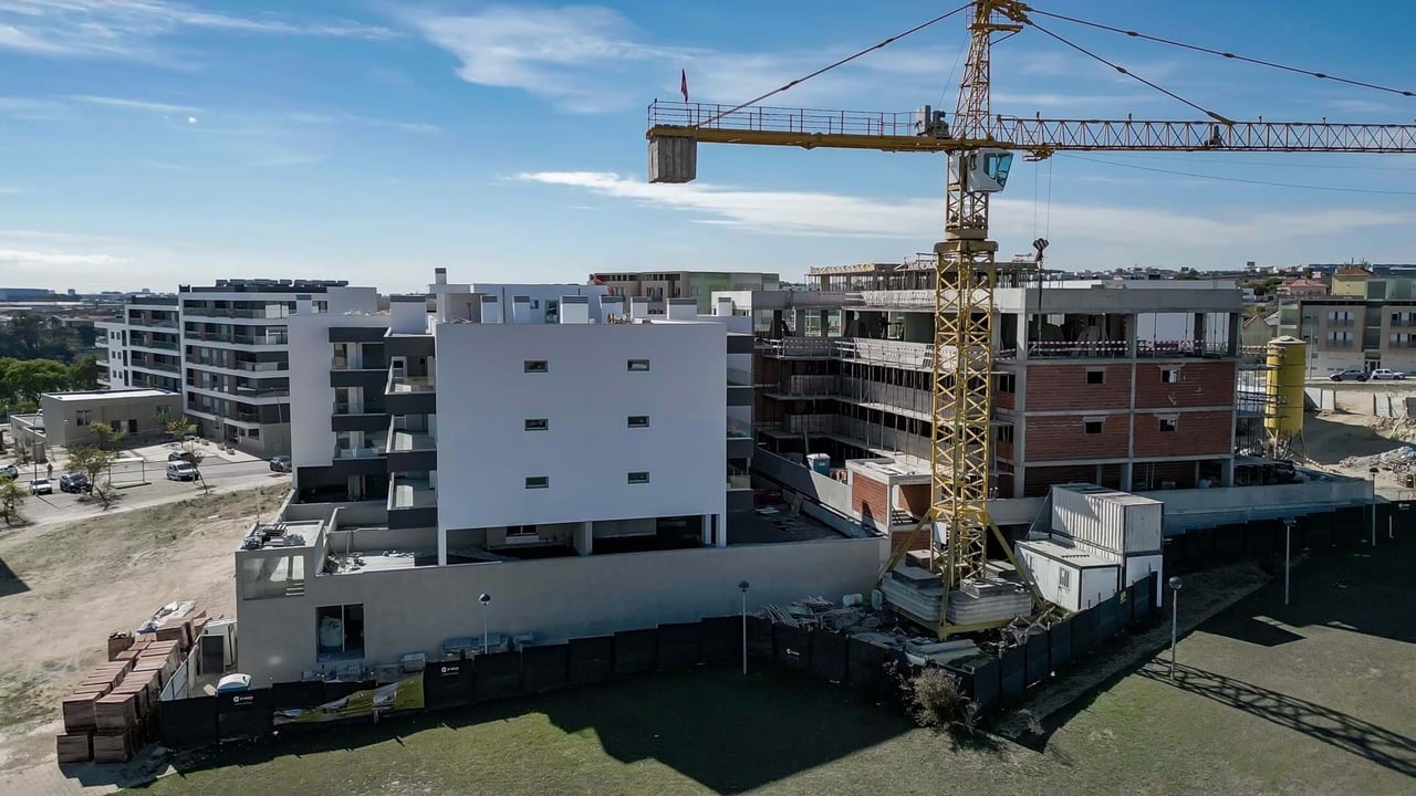 Modern 3-Bedroom Apartment in Camarate, Loures