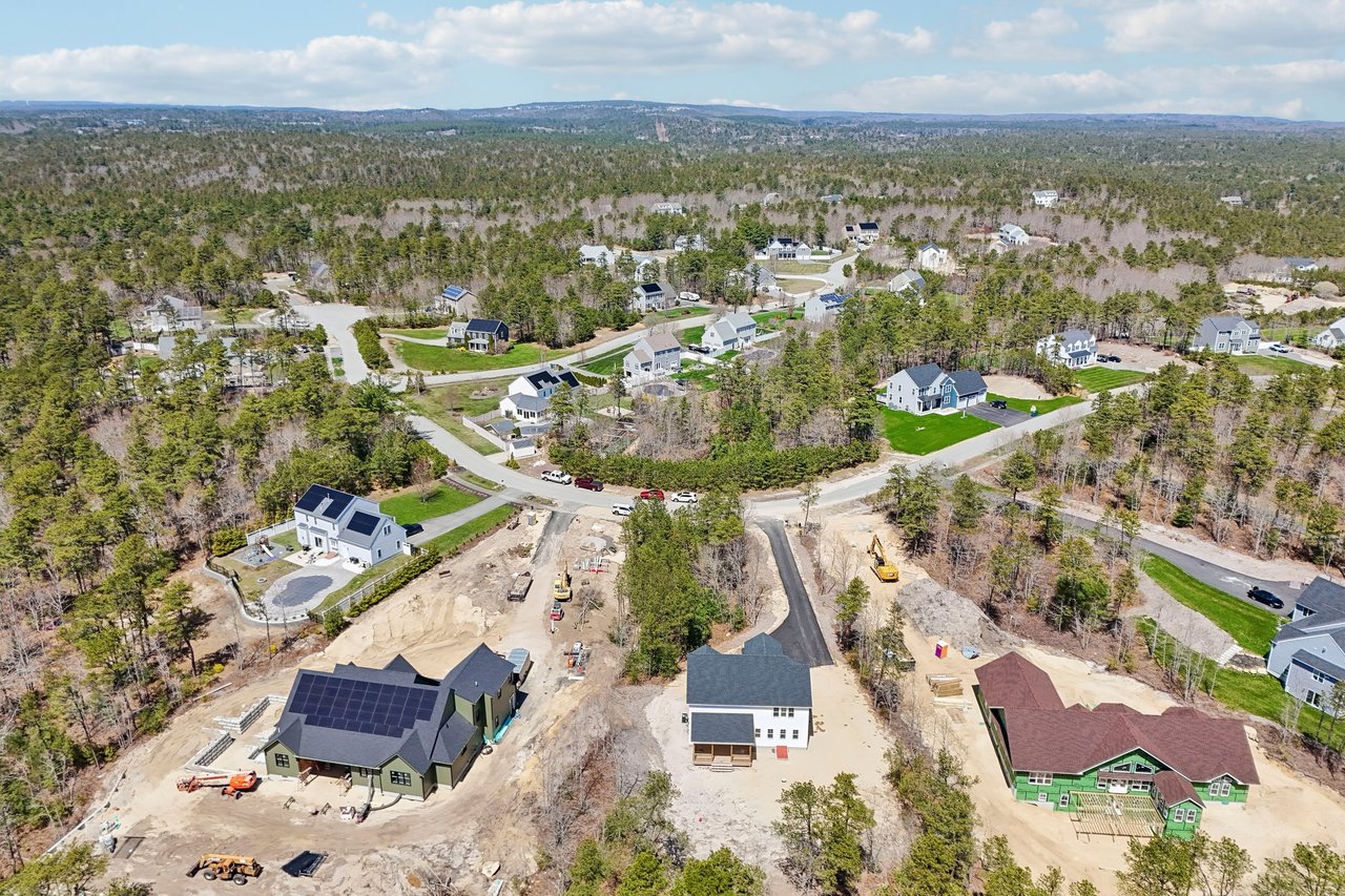 33 Seabiscuit Dr, Plymouth, MA 02360