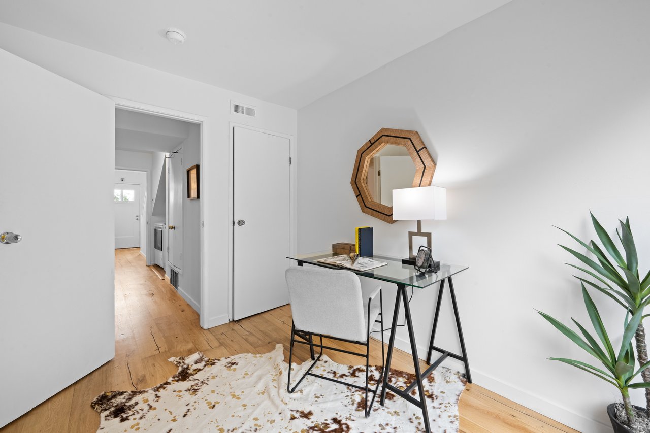 Office at 1449 Innes Avenue in Bayview San Francisco has a closet...yes!