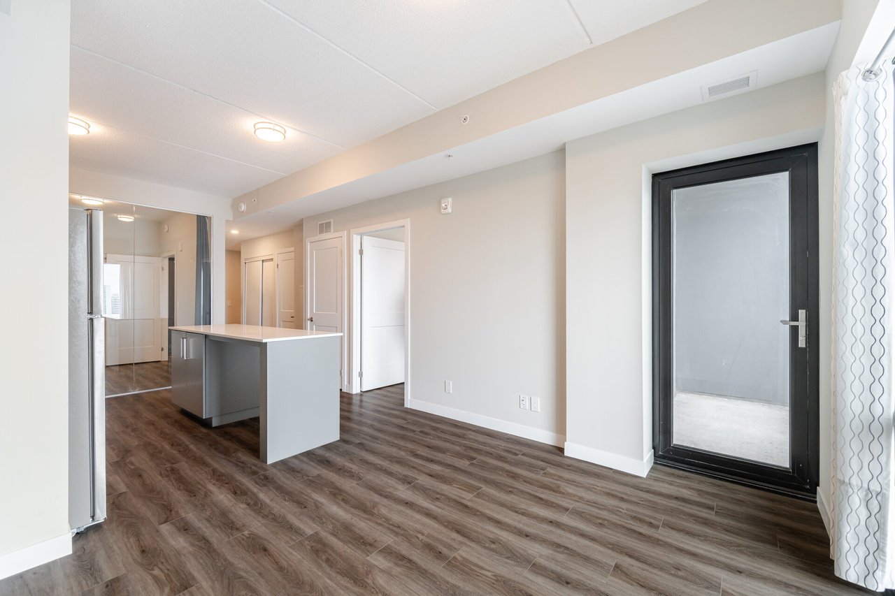 15 Queen St S #1409