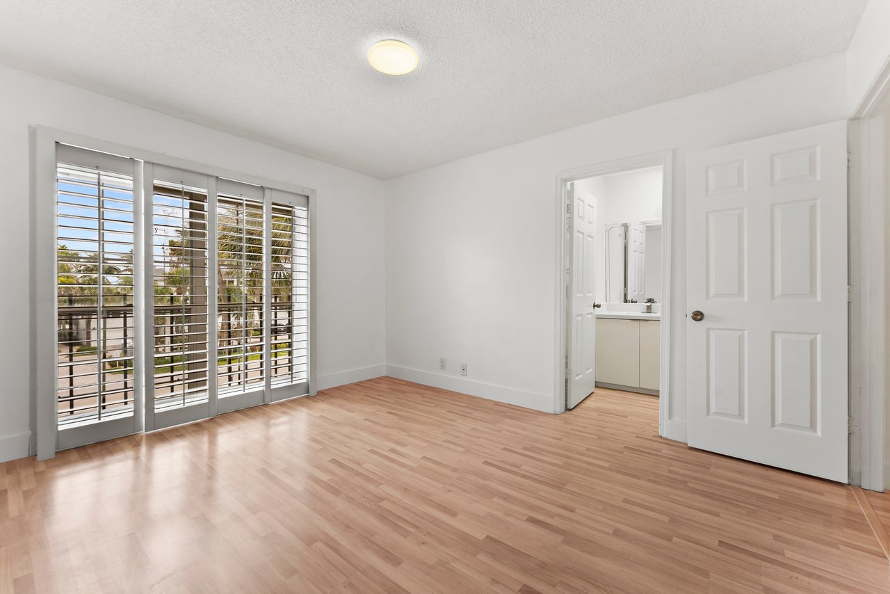 1194 Hillsboro Mile, Unit 72