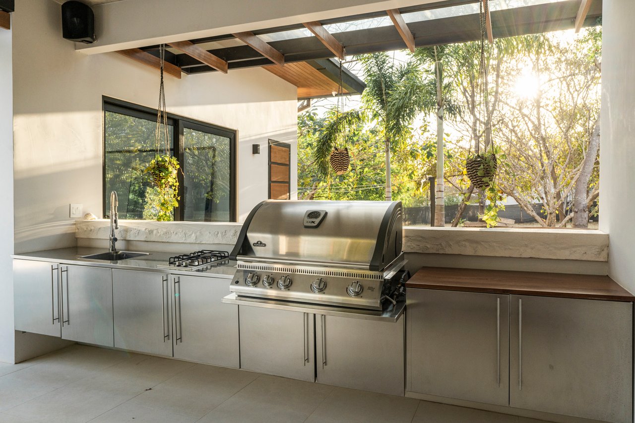 Villa Solana: Modern Luxury Steps from Playa Mansita in Hacienda Pinilla