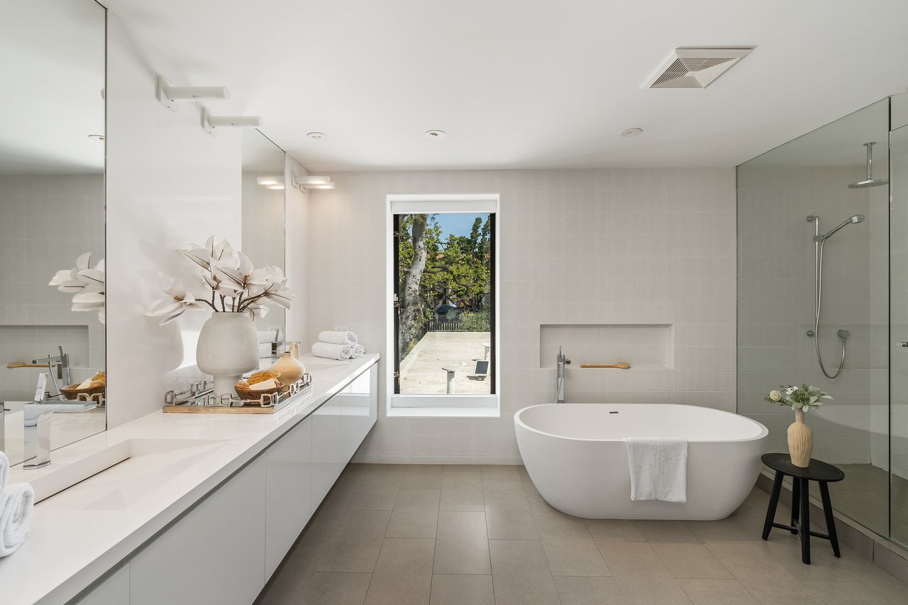  A Beverly Hills Architectural Masterpiece – Where Modern Luxury Meets Timeless Elegance
