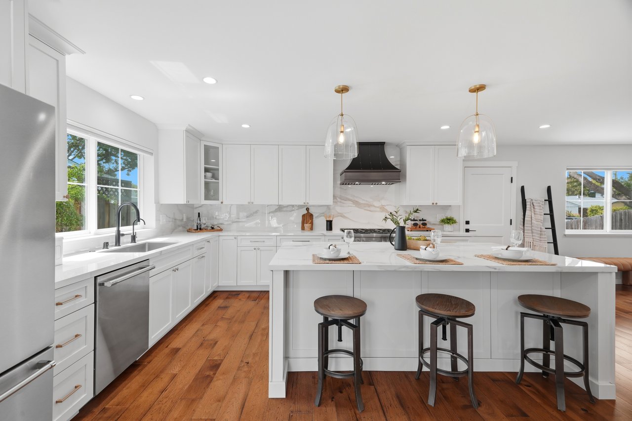 2133 Santa Cruz AVE