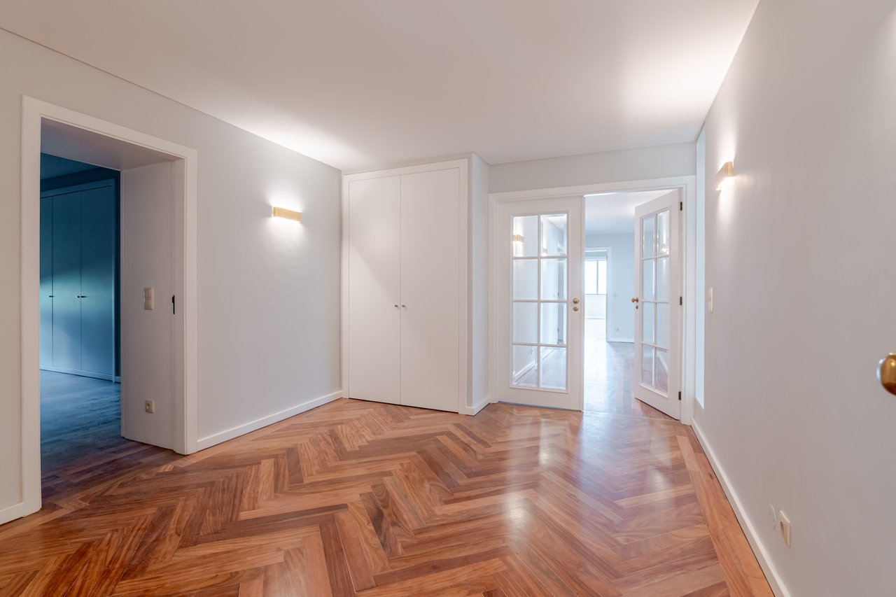 Luxury 5-Bedroom Apartment with Balcony & Private Garage in Foz do Douro, Porto
