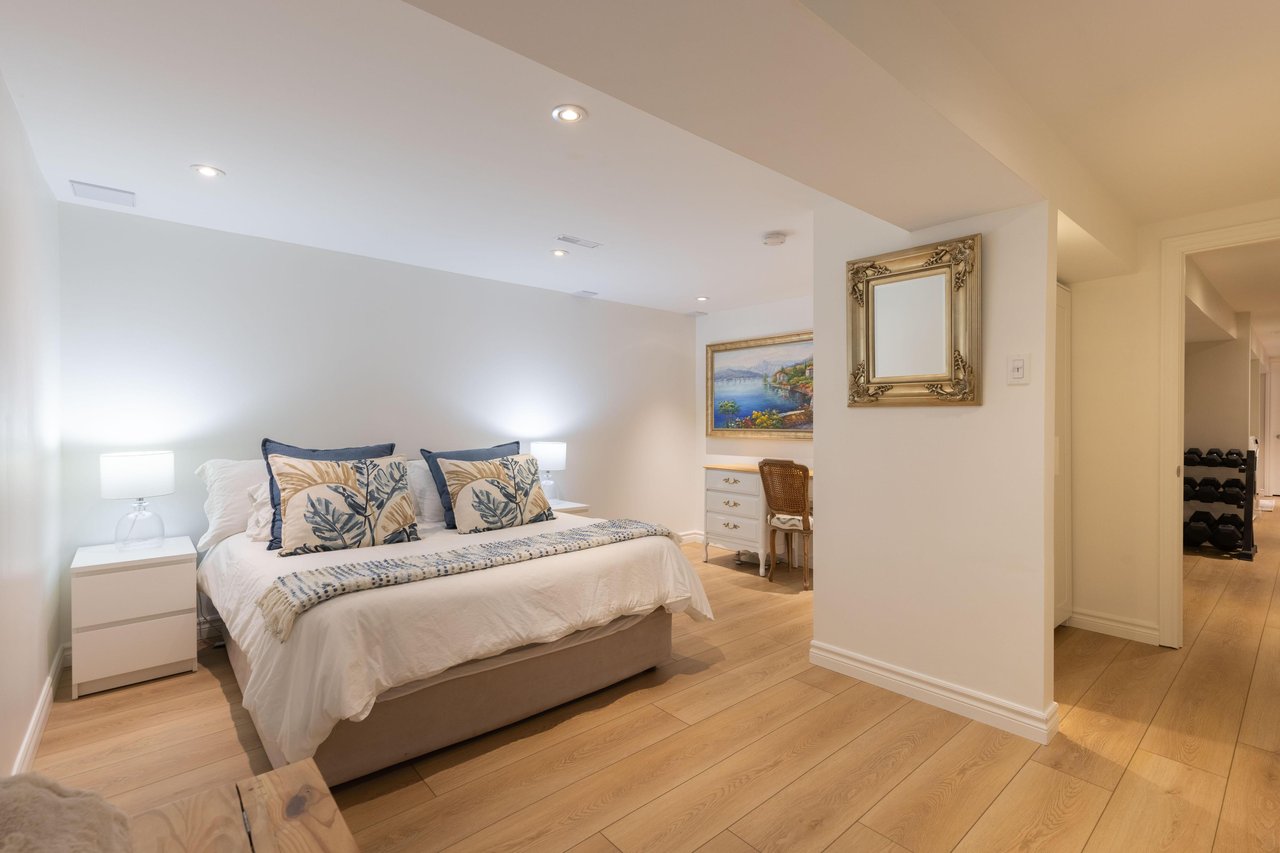 4456 Hawthorne Drive, Burlington, ON L7L 1G5