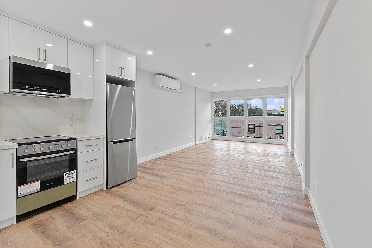 1328 Gerrard Street E 302