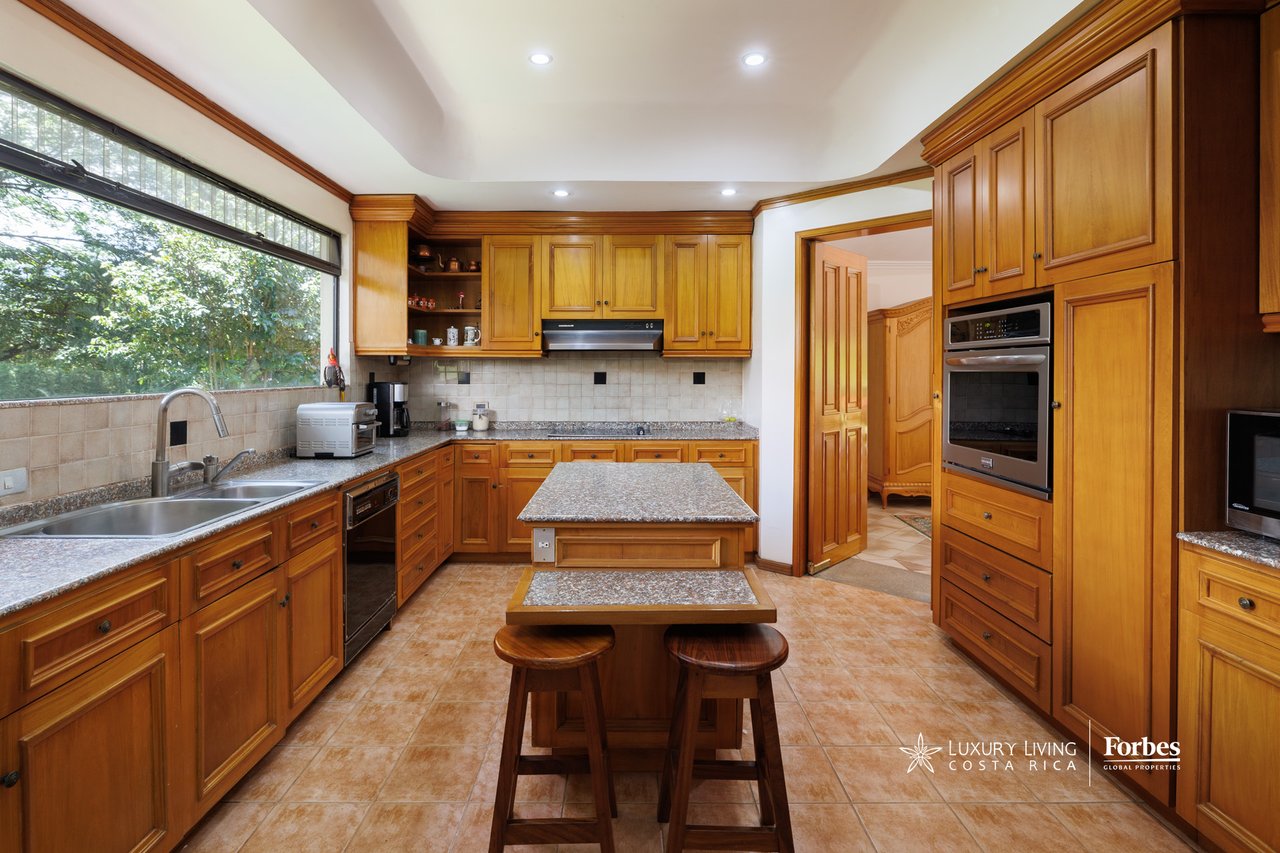 21575 - One level home with almost 3,000sqm of land in Bosques de Lindora
