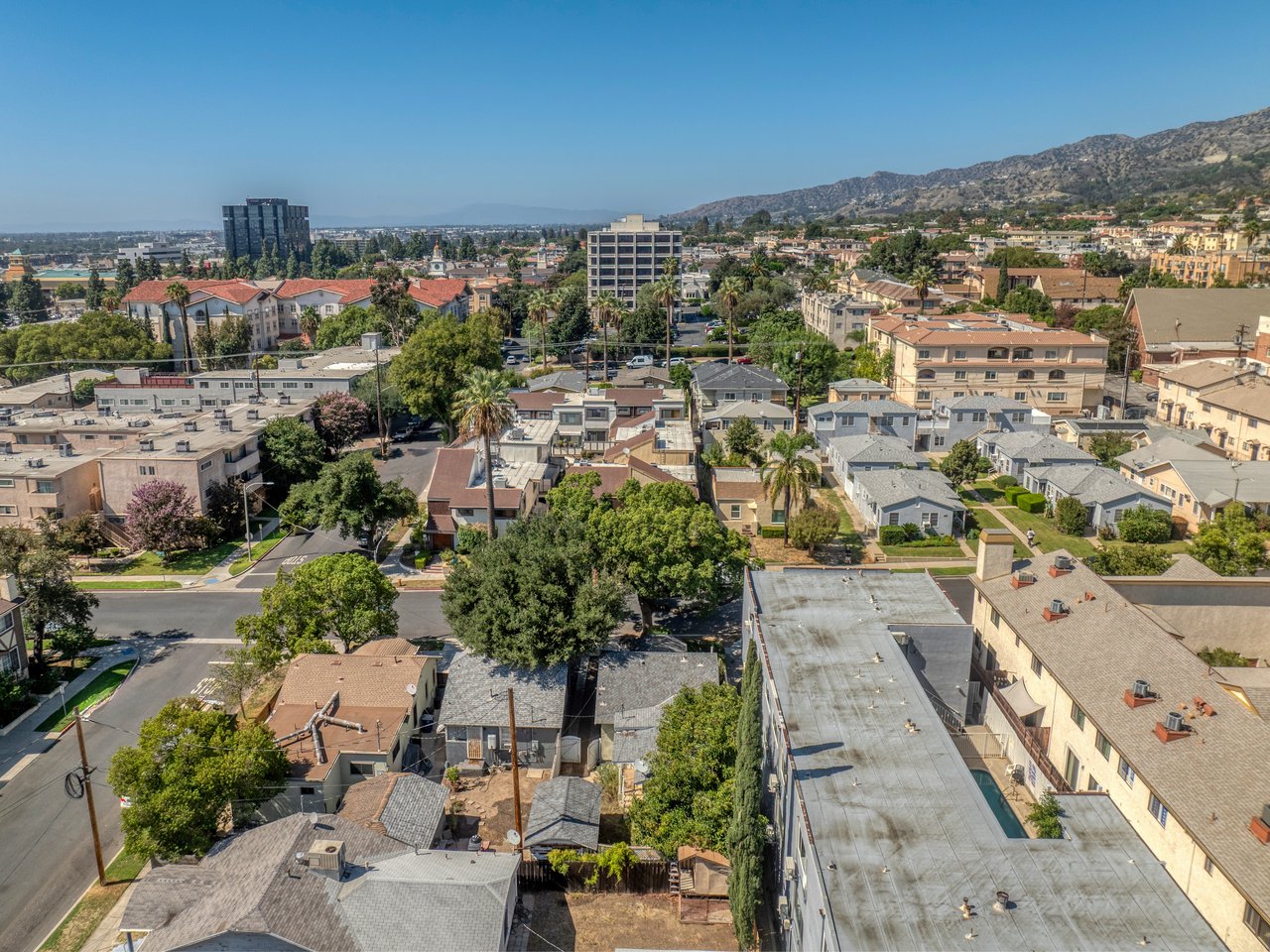 512 E Tujunga Ave