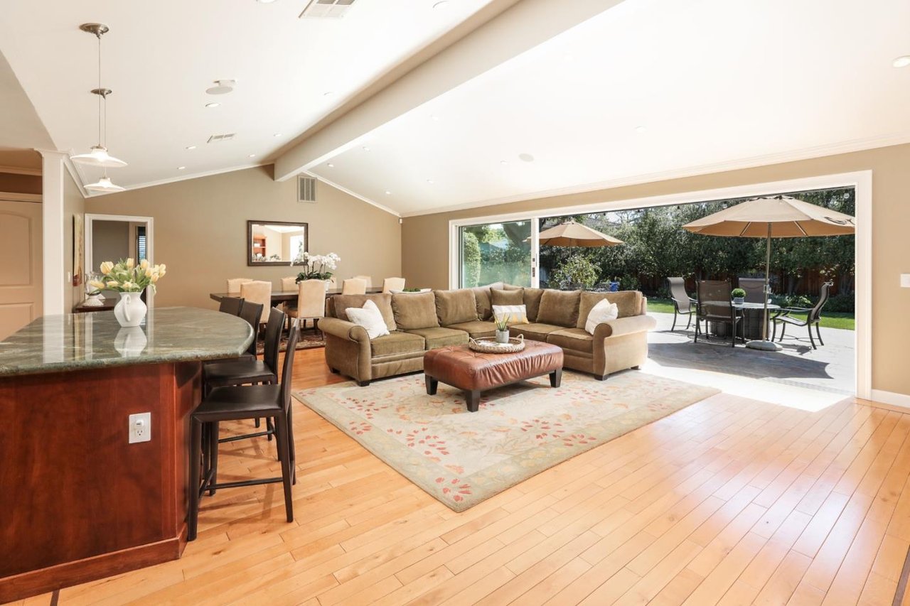 1079 Los Altos Avenue