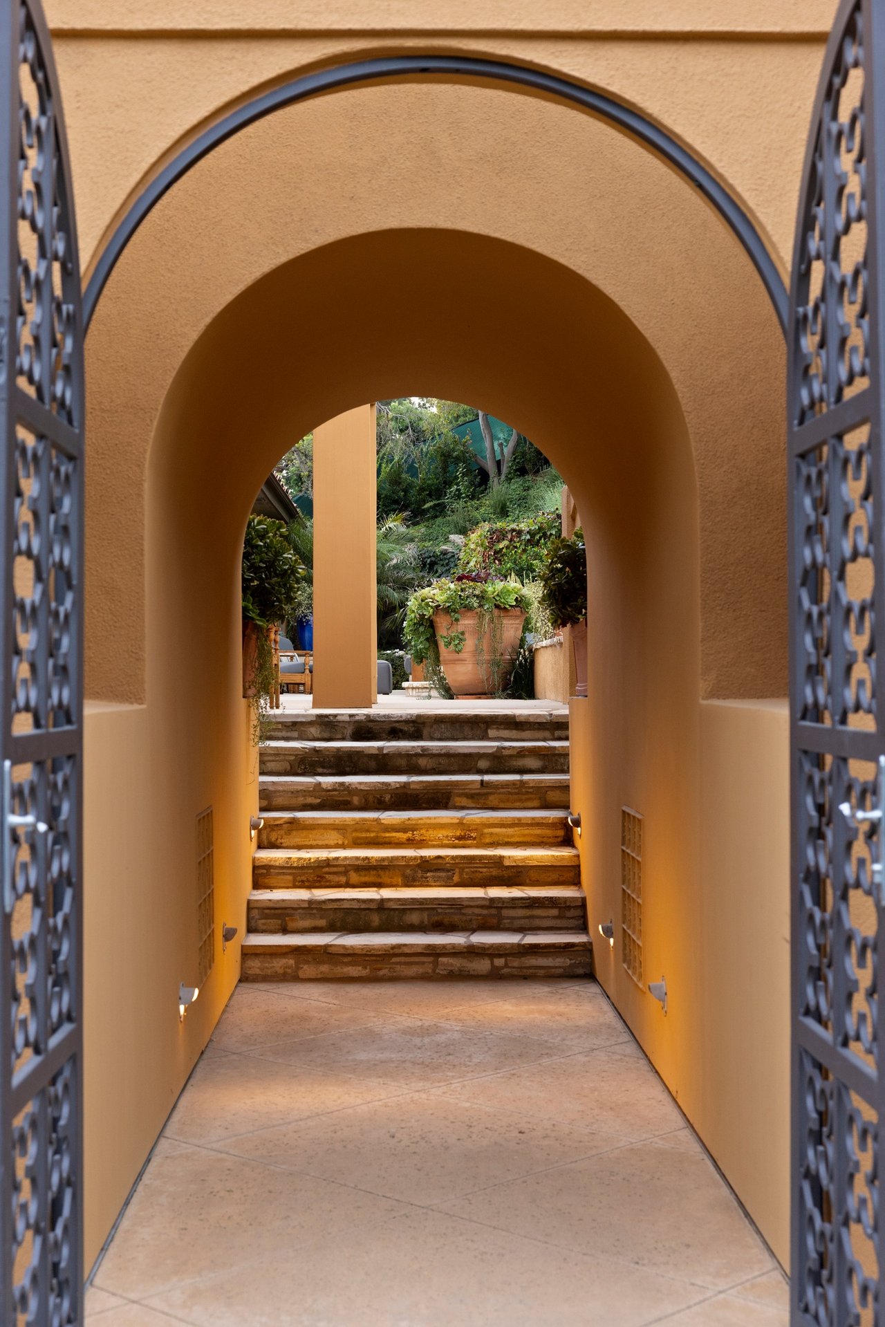 2719 Benedict Canyon Drive