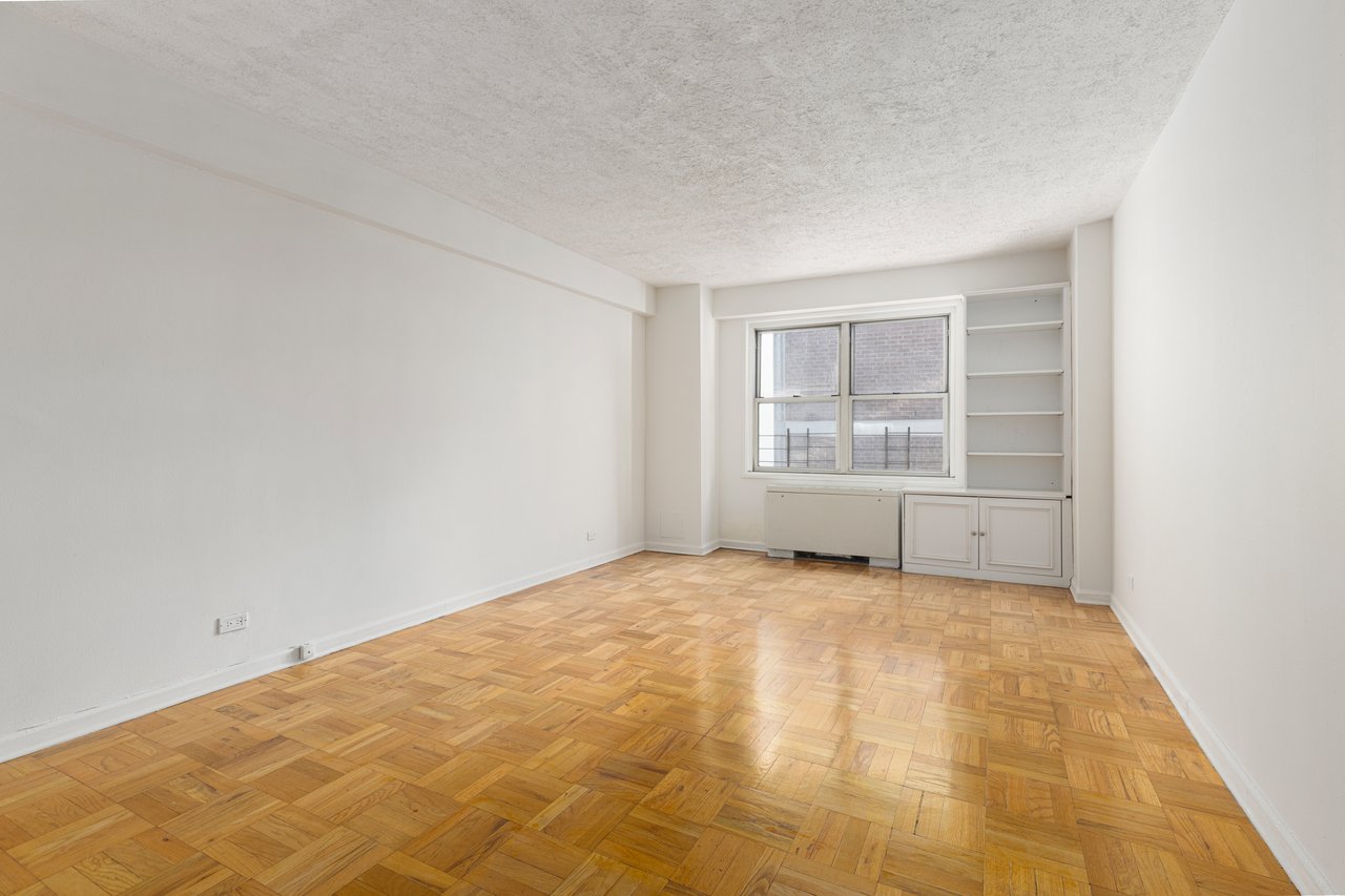 Oversized 1 bedroom, convertible 2 or home office!