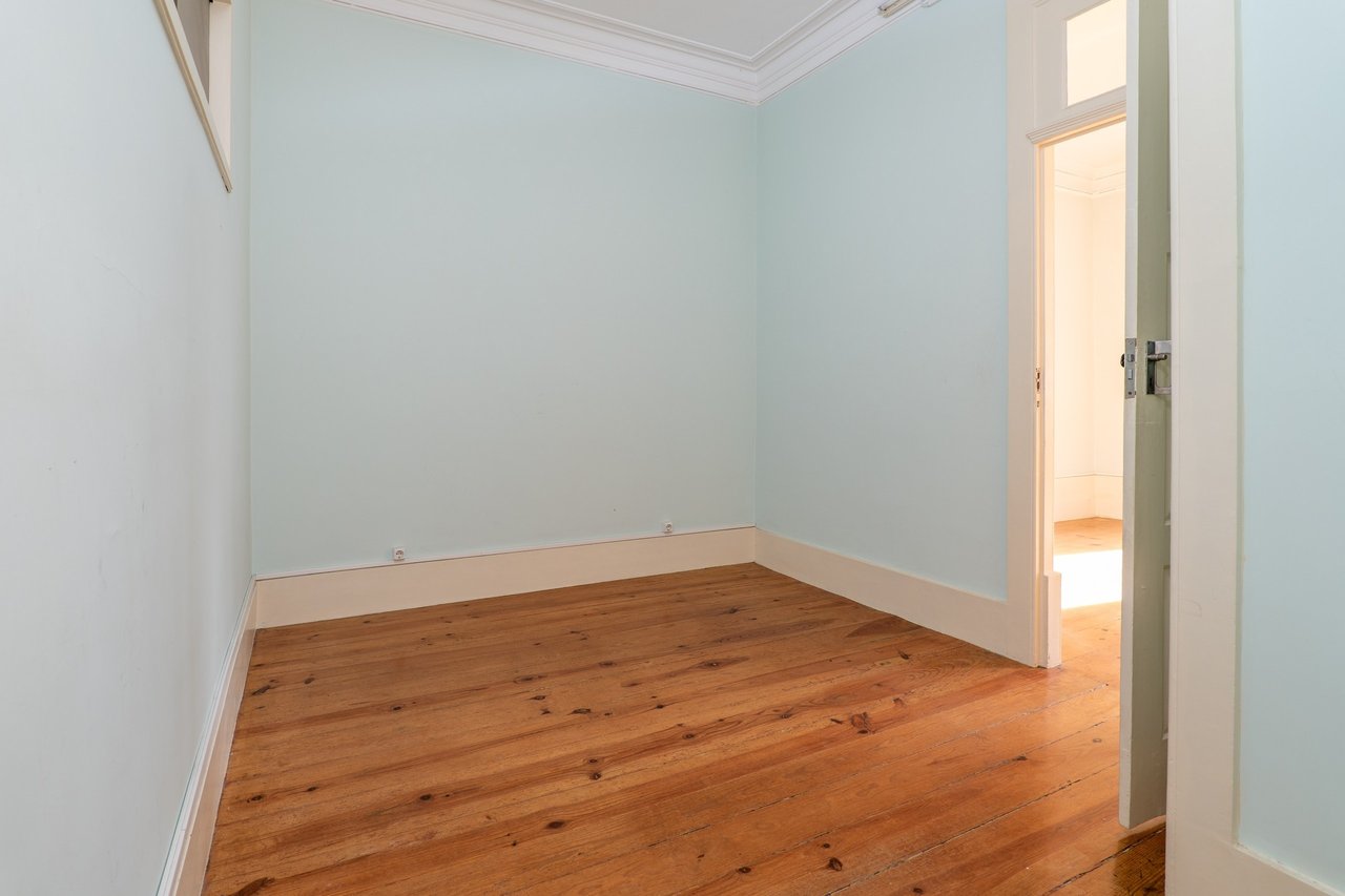 Historic Home for Restoration in Matosinhos, Porto – Prime Coastal Investment Opportunity